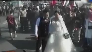 VIDEO: Pasangan Ini Foto Prewedidng Ditengah Aksi Demonstrasi