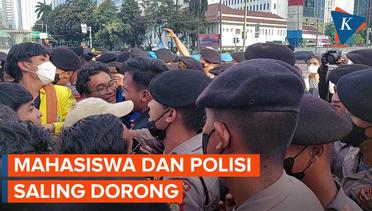 Aksi Saling Dorong Mahasiswa dan Polisi Saat Demo Kepemimpinan Jokowi
