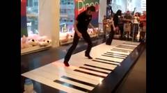 Aksi Luar Biasa Bermain Piano di Lantai ( Extraordinary action Piano Playing on Floor )