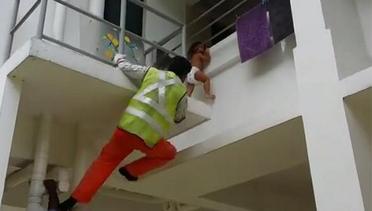 Detik-detik Penyelamatan Bayi yang Terjepit di Pagar Apartemen