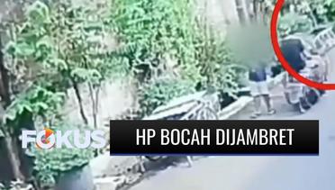 Asyik Main HP di Pinggir Jalan, Bocah Ini Cuma Bengong saat HP-nya Dijambret | Fokus