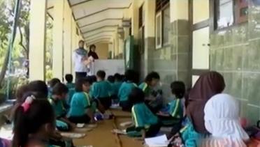 Teras Sekolah Menjadi Tempat Belajar bagi Puluhan Siswa SD di Tegal