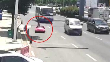 Kocak, Wanita Kendarai Mobil Mainan di Jalanan
