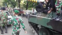 HAMPIR DILINDAS TANK!!! Mobil Parkir Sembarang Hampir di Gilas tank TNI AD