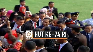 Jelang Upacara Penurunan Bendera, Jokowi Sapa Warga