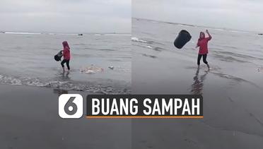 Viral Perempuan Buang Sampah di Laut