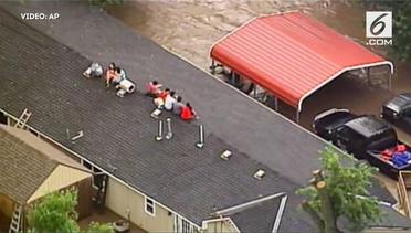 Satu Keluarga Terjebak di Atap Rumah Saat Banjir Bandang