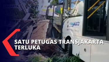 Bus Transjakarta Tabrak Pos Polantas di Simpang PGC, Satu Petugas TJ Terluka