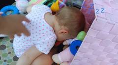 Bukti Anak Kecil Bisa Tidur di Mana Saja, Saat Bermain pun Mereka Bisa Tidur, Memang Lucu!