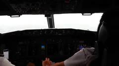 Landing pesawat Garuda Indonesia oleh Pilot Wanita