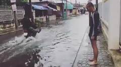 Lucu Berenang di jalan yang banjir