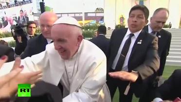 Detik-detik Paus Fransiskus Nyaris Jatuh Ditarik Pria Tak Dikenal