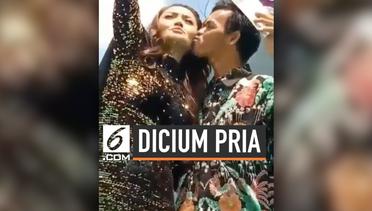 Dicium Pria di Atas Panggung, Begini Reaksi Siti Badriah
