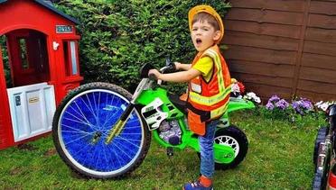 Anak-Anak Naik Sepeda Motor Roda Tiga