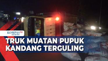 Pecah Ban, Truk Pengangkut Pupuk Terguling di Jalan Madiun - Surabaya