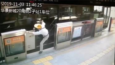 Pria Paruh Baya Terseret karena Kaki Terjepit Pintu Bus
