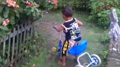 Anak kecil kejar mobil pakai speda roda 3