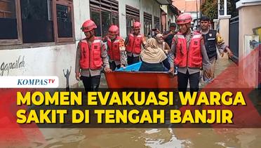 Banjir Semarang, Polisi Evakuasi Warga yang Sakit Menggunakan Perahu