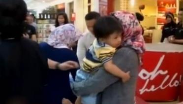 Satu Keluarga Nyaris Terjatuh dari Eskalator Mall Margo City