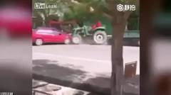 Petani Ngamuk Nabrak Mobil Parkir Liar Pakai Traktor