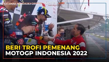 Presiden Jokowi Beri Trofi kepada Pemenang MotoGP Mandalika 2022