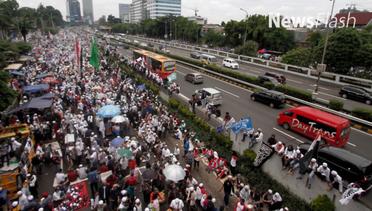 NEWS FLASH: Aksi 212. Massa Kepung DPR Penumpang Transjakarta Terpaksa Turun
