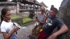 Wow.. Gadis Cilik Penjual Kartu Pos Di Bali Ini Menguasai 23 Bahasa