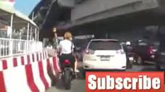 Parah, coba anda lihat biker moge ceweknya ga pakai helm lolos dari razia polisi