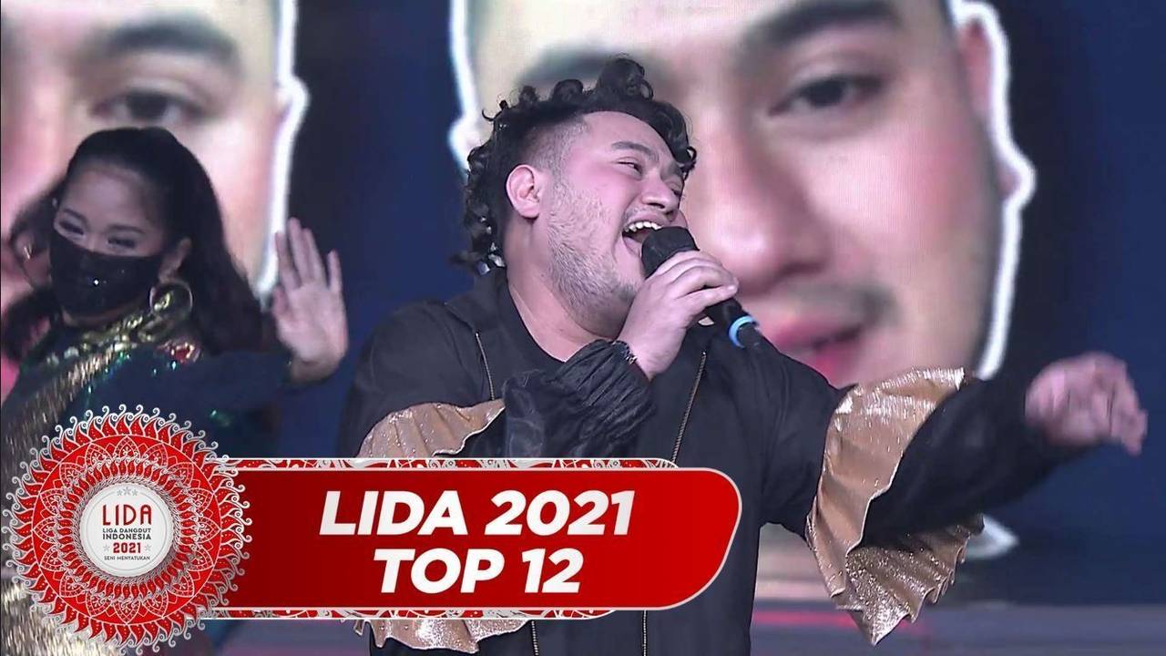 Qiz anusni bodring bilan onanizm qiladi.