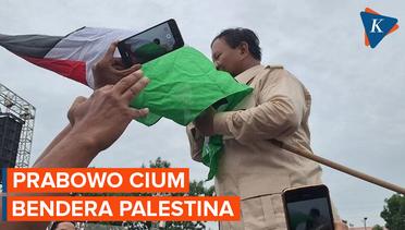Momen Prabowo Cium Bendera Palestina Saat Kampanye di Batam