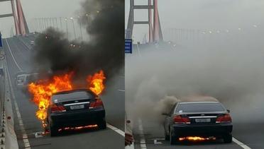 Viral! Detik-detik Mobil terbakar dan pengendara masih didalamnya,...apa yang terjadi? | Wajib Nonton