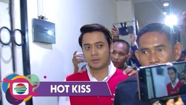 Hot Kiss - TENANG!! Kriss Hatta Jalani Sidang Perdana Ditemani Hilda, Billy dan Nikita Mirzani