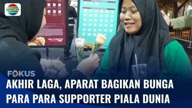Aparat Bagikan Bunga dan Makanan untuk Penonton Usai Laga Piala Dunia U-17 di Bandung | Fokus