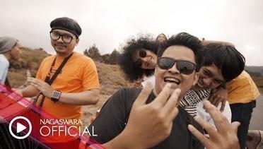 Annandra - Sahabat [Akustik] (Official Music Video NAGASWARA) #music