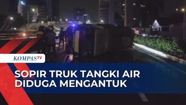 Truk Tangki Air Mineral Terguling di Jalan Gatot Subroto Usai Tabrak Pembatas Flyover Kuningan