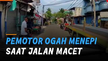 Pemotor Ogah Menepi Saat Jalan Kampung Macet, Buat Kesal Warganet
