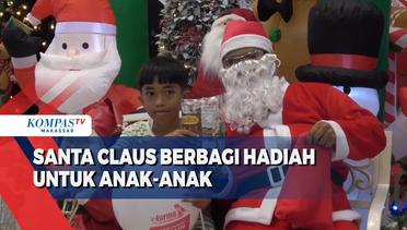 Santa Claus di pusat perbelanjaan Berbagi Hadiah Untuk Anak-Anak