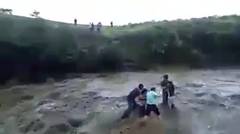 MENGERIKAN !!! Detik-Detik Empat orang Terseret Arus Sungai