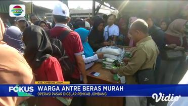 Warga Antre Beras Murah pada Operasi Pasar di Jombang