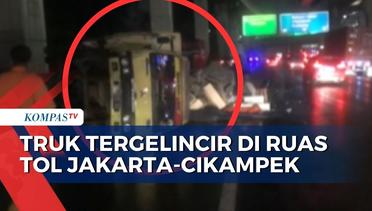 Truk Bermuatan Mesin Bekas Terguling di Ruas Tol Jakarta-Cikampek!