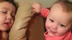 Video Lucu Bayi Membangunkan Kakaknya