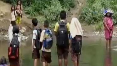 VIDEO: Jembatan Ambruk, Siswa Rela Naik Rakit Demi ke Sekolah
