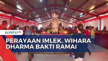 Perayaan Imlek, Wihara Dharma Bakti di Petak Sembilan Ramai Dikunjungi Umat untuk Beribadah