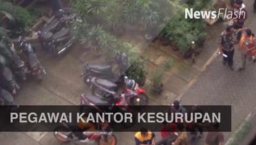 NEWS FLASH: Belasan Pegawai Perkantoran di Thamrin Jakarta Pusat Kesurupan