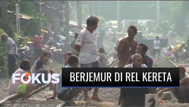 Meski Berbahaya, Warga Jakarta Berjemur di Bantaran Rel Kereta Api Demi Tingkatkan Imun Tubuh | Fokus