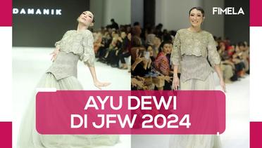 Penampilan Centil Ayu Dewi di Runway Jakarta Fashion Week 2024