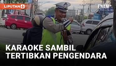Kocak! Polisi Jogja Karaoke Sambil Tertibkan Pengendara