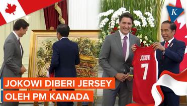 Ekspresi Bahagia Jokowi Saat PM Kanada Berikan Jersey