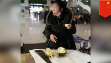 Wanita makan semua durian karena tidak bisa dibawa di kereta - TomoNews