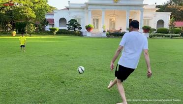 Nikmati Akhir Pekan, Presiden Jokowi Bermain Bola Bersama Jan Ethes